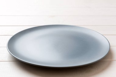 Çimento arka planındaki boş gri plakanın perspektif görüntüsü. Tasarımın için boş boşluk.