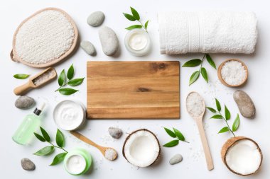 Hindistan cevizi yağı dolu kavanozlar ve renkli arka planda kozmetik kremi. Üst Manzara. Metnin için boş yer. Doğal spa Hindistan cevizi kozmetik ve organik tedavi konsepti Hindistan cevizi spa bileşimi.