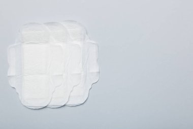 Kadın hijyen ürünleri ya da renkli arka planda hijyenik ped. Pastel renk. - Yakın çekim. Mesaj için boş bir yer. Kadın günlük hijyeni..