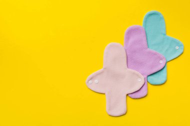 Çevre dostu yeniden kullanılabilir kadın pedleri. Renkli, parlak, yeniden kullanılabilir adet pedleri. sıfır atık kadın dönemi konsepti kopya alanı ile üst görünüm.