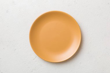 Çimento arka planındaki boş turuncu plakanın üst görüntüsü. Tasarımın için boş boşluk.