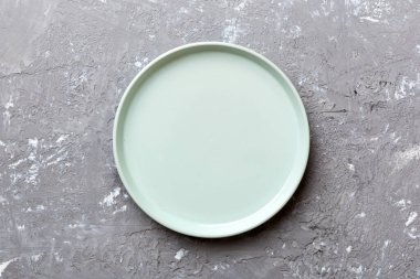 Beton zemin üzerinde boş mavi plaka üst görünümü. Tasarımın için boş boşluk.