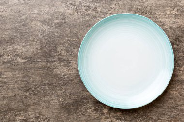 Beton zemin üzerinde boş mavi plaka üst görünümü. Tasarımın için boş boşluk.