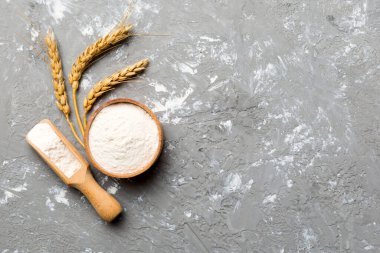 Tahta kasede buğday unu ve renkli arka planda buğday dikenleri. dünya buğday krizi.