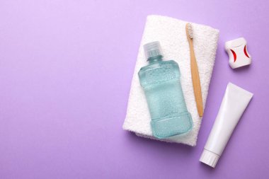 Ağız gargarası ve diğer ağız temizliği ürünleri renkli masa üstünde fotokopi alanı olan ürünler. Düz yatıyordu. Diş hijyeni. Sözlü bakım ürünleri ve hafif arkaplan üzerine yazı için alan. konsept.