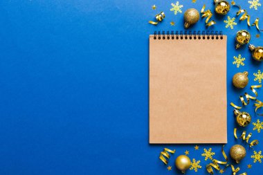 Noel boş tebrik kartı sahnesi. Noel oyuncağı ve kağıt kart notundan yapılmış yaratıcı bir düzen. Düz yatıyordu. Doğa Yeni Yıl Konsepti.