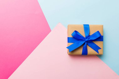 Bayram el yapımı kağıtlar mavi kurdeleli papyon görünümlü fotokopi alanı ile bağlandı. Tatil geçmişi düzdü. Doğum günü ya da Noel hediyesi. Kopya alanı olan Noel hediyesi kutusu konsepti.