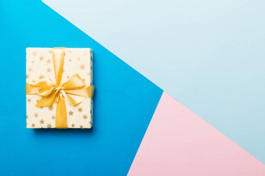 Tatil kağıdı hediyesi olarak sarı kurdeleli papyon önlük ve fotokopi alanı kullanıldı. Tatil geçmişi düzdü. Doğum günü ya da Noel hediyesi. Kopya alanı olan Noel hediyesi kutusu konsepti.