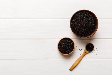 Kase içinde kinoa tohumu ve renkli arka planda kaşık. Küçük kasede sağlıklı kinwa. Sağlıklı süper yiyecekler.