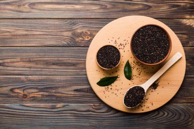 Kase içinde kinoa tohumu ve renkli arka planda kaşık. Küçük kasede sağlıklı kinwa. Sağlıklı süper yiyecekler.