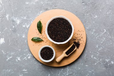 Kase içinde kinoa tohumu ve renkli arka planda kaşık. Küçük kasede sağlıklı kinwa. Sağlıklı süper yiyecekler.