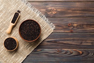 Kase içinde kinoa tohumu ve renkli arka planda kaşık. Küçük kasede sağlıklı kinwa. Sağlıklı süper yiyecekler.