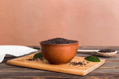 Kase içinde kinoa tohumu ve renkli arka planda kaşık. Küçük kasede sağlıklı kinwa. Sağlıklı süper yiyecekler.