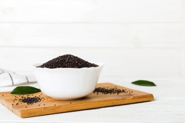 Renkli arkaplanda kinoa tohumları var. Küçük kasede sağlıklı kinwa. Sağlıklı süper yiyecekler.