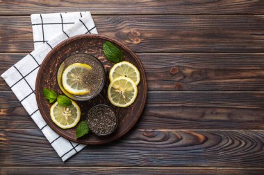 Sağlıklı kahvaltı ya da sabah Chia tohumlu limon ve nane arkaplanda, vejetaryen yiyecekler, diyet ve sağlık konsepti. Limonlu ve naneli Chia pudingi..