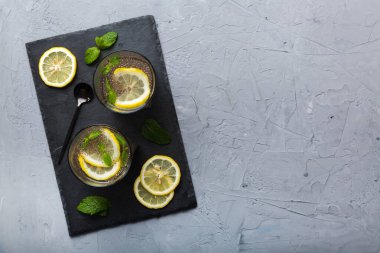 Sağlıklı kahvaltı ya da sabah Chia tohumlu limon ve nane arkaplanda, vejetaryen yiyecekler, diyet ve sağlık konsepti. Limonlu ve naneli Chia pudingi..