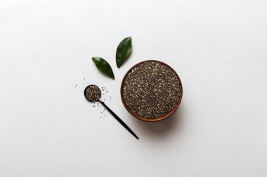 Kavanozda Chia tohumu ve renkli arka planda kaşık. Sağlıklı Salvia Hispanikleri küçük kasede. Sağlıklı süper yiyecekler.