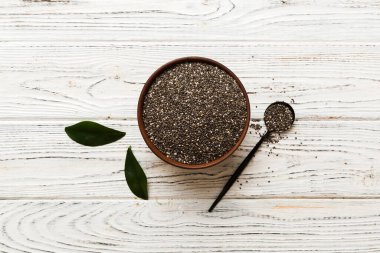 Kavanozda Chia tohumu ve renkli arka planda kaşık. Sağlıklı Salvia Hispanikleri küçük kasede. Sağlıklı süper yiyecekler.