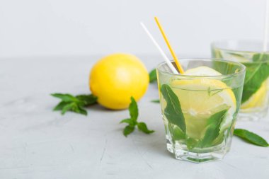 Mojito kokteyli. Limonlu, limonlu ve naneli mojito kokteylini uzun bir bardakta sopayla tazeliyorum..
