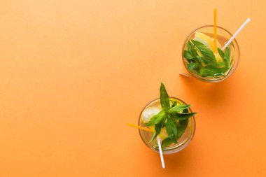 Caipirinha, Mojito kokteyli, limonlu votka veya soda, masa arkasında nane ve saman. Naneli, limonlu, cam manzaralı, ferahlatıcı bir içecek..