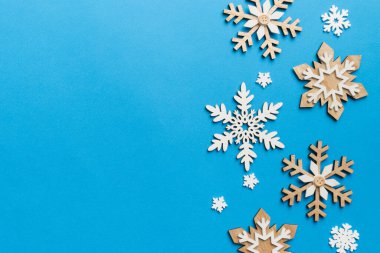 Yeni yıl kompozisyonu: Beyaz Noel kar taneleri. Çam kozalaklı Noel dekoru. Kopyalama alanı olan üst görünüm.