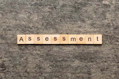 Tahta blokta yazan değerlendirme kelimesi. tablo üzerinde değerlendirme metni, konsept.