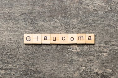 Tahta bloğa yazılmış bir kelime. Çimento sehpası üzerinde GLAUCOMA metin desing için, konsept.