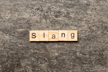 ahşap blok üzerinde yazılı kelime argo. metin tablo, argo kavramı.