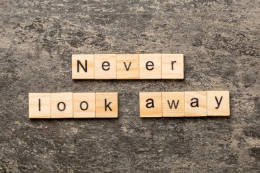 Tahta blokta yazılı sözcüğü asla görmezden gelme. Çimento masasındaki metni asla gözünün önünden ayırma..