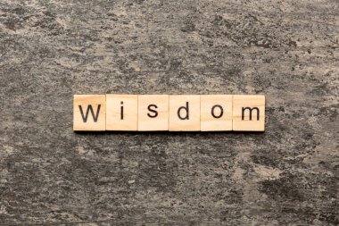 Tahta blokta yazan bilgelik kelimesi. Masada bilgelik metni, konsept.