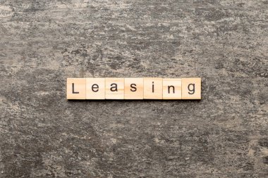 Tahta bloğa yazılmış bir kelime. tablo üzerinde metin kiralama, konsept.