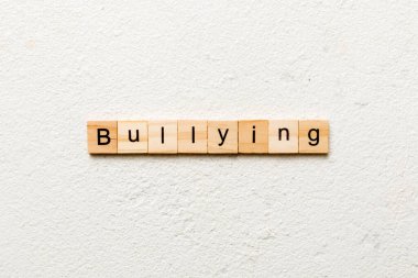 Tahta blokta yazılı zorbalık kelimesi. Çimento masasındaki zorbalık metni, konseptin için..
