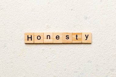 Tahta blokta yazan dürüstlük sözcüğü. Masada dürüstlük metni, konsept.