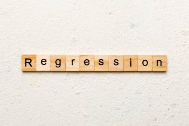 Tahta blokta regresyon kelimesi yazıyor. Geri dönüş metni çimento üzerinde desing, konsept için.