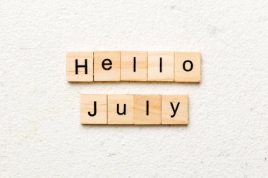 Tahta blokta yazan Temmuz kelimesi. Merhaba Temmuz metni masa, konsept.