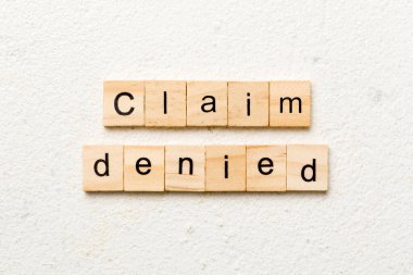 Tahta blokta yazılı bir kelime olmadığını iddia ediyor. iddia reddedilmiş metin tablo, konsept.