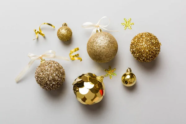 Christmas Ball Colored Background Decoration Bauble Ribbon Bow Copy Space — Fotografia de Stock