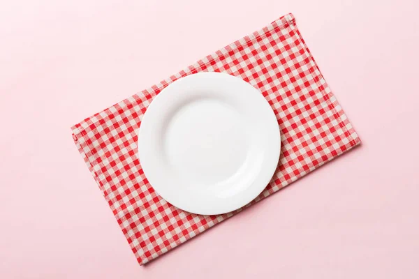 桌布上彩色背景上的顶视图空的圆形白盘作为食物 餐巾上的空盘子 为您的设计留出空间 — 图库照片