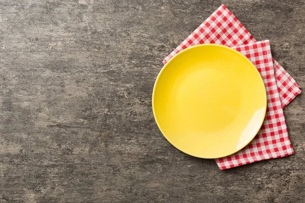 Bovenaanzicht Gekleurde Achtergrond Lege Ronde Gele Plaat Tafelkleed Voor Voedsel — Stockfoto