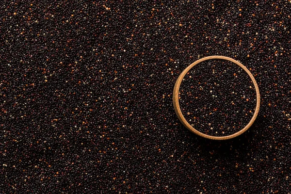 Černé Quinoa Zrno Dřevěné Míse Pozadí Textura Bezlepkové Horní Pohled — Stock fotografie