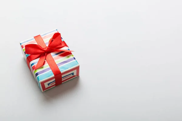 用彩带把圣诞礼物或其他手工制作的节日礼物包在纸上 礼品盒 桌上礼物装饰 顶视图与复制空间 — 图库照片