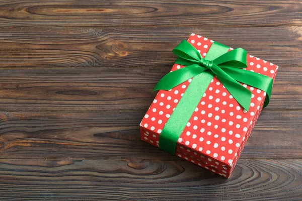用彩带把圣诞礼物或其他手工制作的节日礼物包在纸上 礼品盒 桌上礼物装饰 顶视图与复制空间 — 图库照片