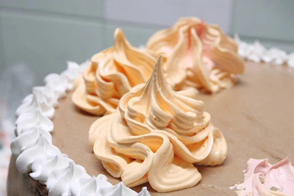 Mujer Pastelera Está Vertiendo Crema Torta Esponja Utilizando Bolsa Pastelería —  Fotos de Stock