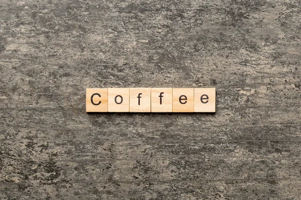 写在木块上的咖啡字 咖啡文本放在桌上 — 图库照片