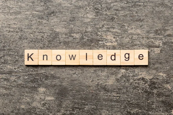 Wissenswort Auf Holzblock Geschrieben Wissenstext Auf Zementtisch Für Ihre Gestaltung — Stockfoto