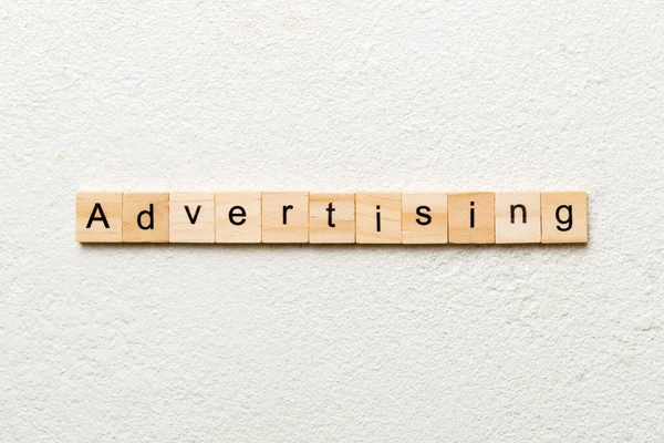 Διαφημιση Λέξη Γραμμένο Ξύλο Μπλοκ Διαφημιση Κείμενο Στο Τραπέζι Τσιμέντου — Φωτογραφία Αρχείου