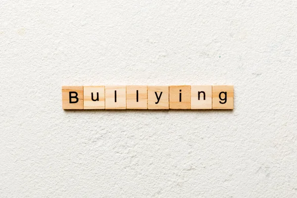 Palavra Bullying Escrita Bloco Madeira Texto Bullying Mesa Cimento Para — Fotografia de Stock
