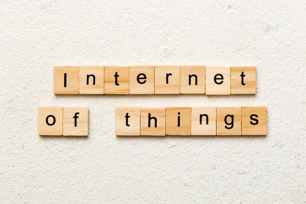 Ağaç bloğa yazılan kelimelerin interneti. Çimento masasının üzerindeki nesnelerin interneti desing, konsept için.