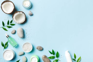 Hindistan cevizi yağı dolu kavanozlar ve renkli arka planda kozmetik kremi. Üst Manzara. Metnin için boş yer. Doğal spa Hindistan cevizi kozmetik ve organik tedavi konsepti Hindistan cevizi spa bileşimi.