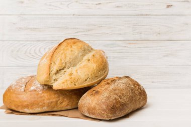 Ev yapımı doğal ekmek. Arkaplan olarak taze ekmeğin farklı türleri, kopya alanı ile perspektif.